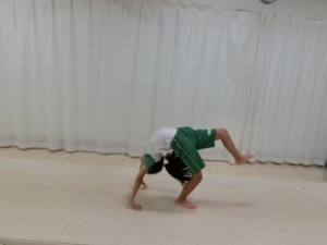 後方ブリッジとは 東京 幼児向けチアダンス チアリーディング クローバー体操教室